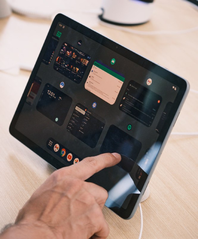 Google I/O Connect 会场现场的 Pixel Tablet，全部是工程机，专为演示 Android 14 平板模式新特性的设备