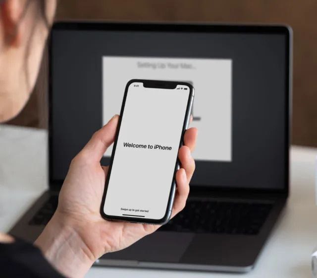 欧盟新规迫苹果放弃封闭系统！  2024年 iOS 17将首度开放侧载彭博社记者Mark Gurman在Discord平台的Power On社区中透露，苹果iOS 17将在2024年春季的更新中，为了符合欧盟数位市场法的规范，开放iPhone用户侧载App Store以外的App